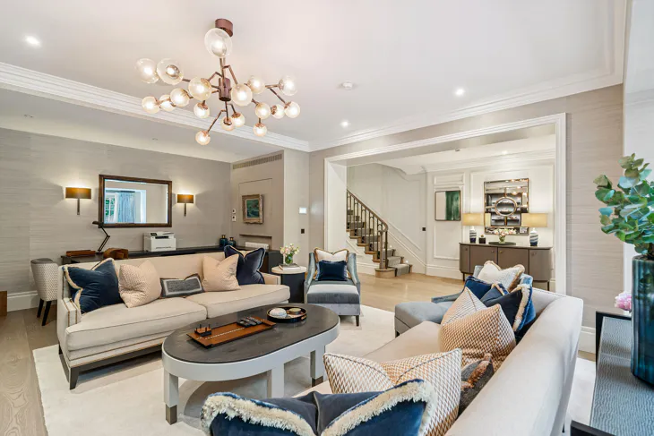 Flat Eaton Square in City of Westminster