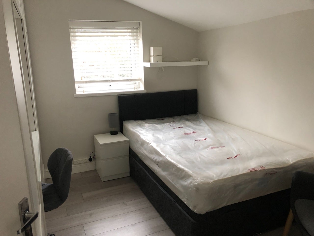 Room Eardley Road in Greater London