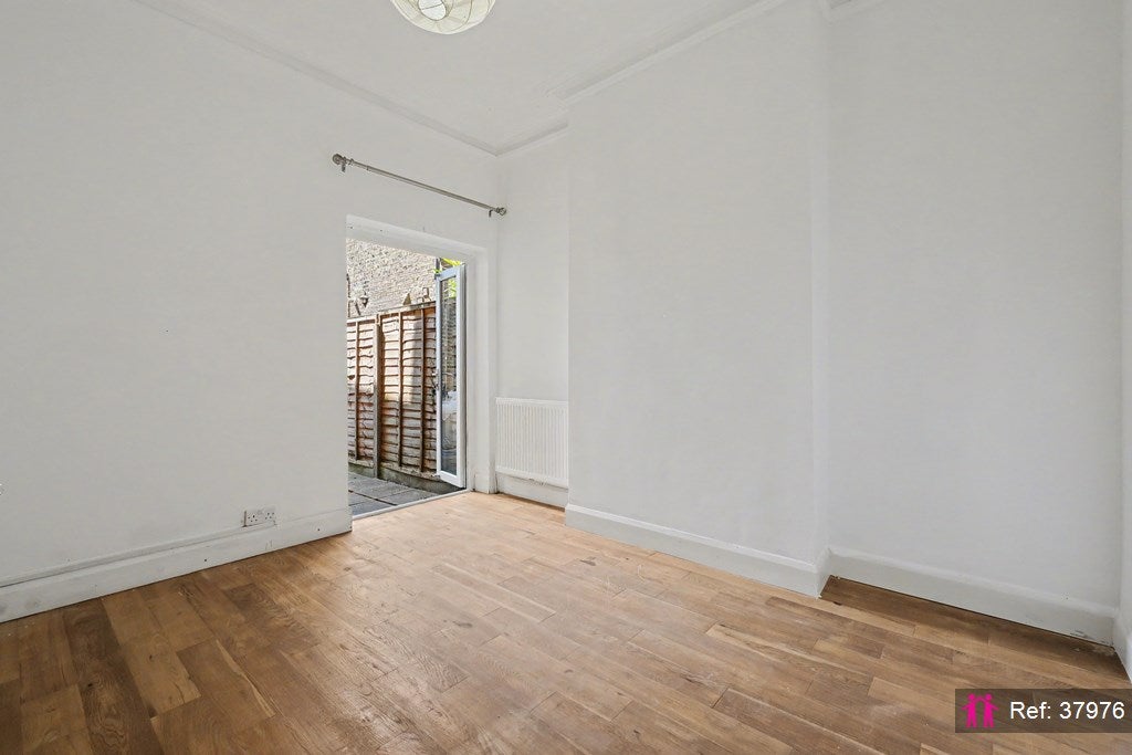 Flat Mortimer Road in Greater London