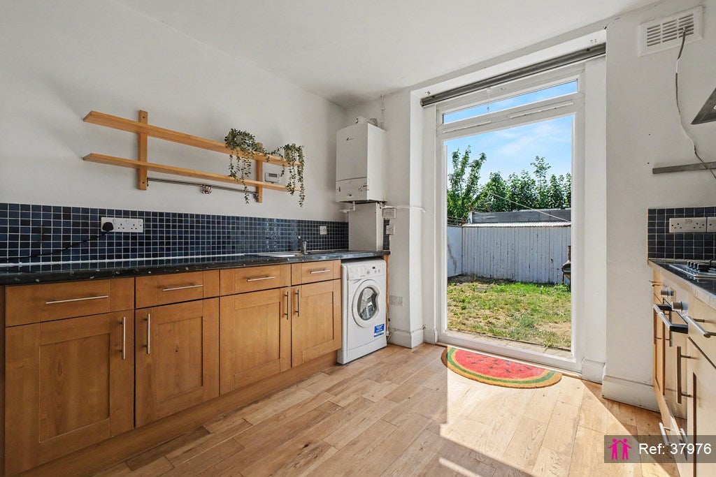 Flat Mortimer Road in Greater London