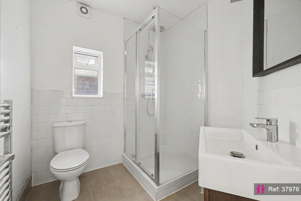 Flat Mortimer Road in Greater London