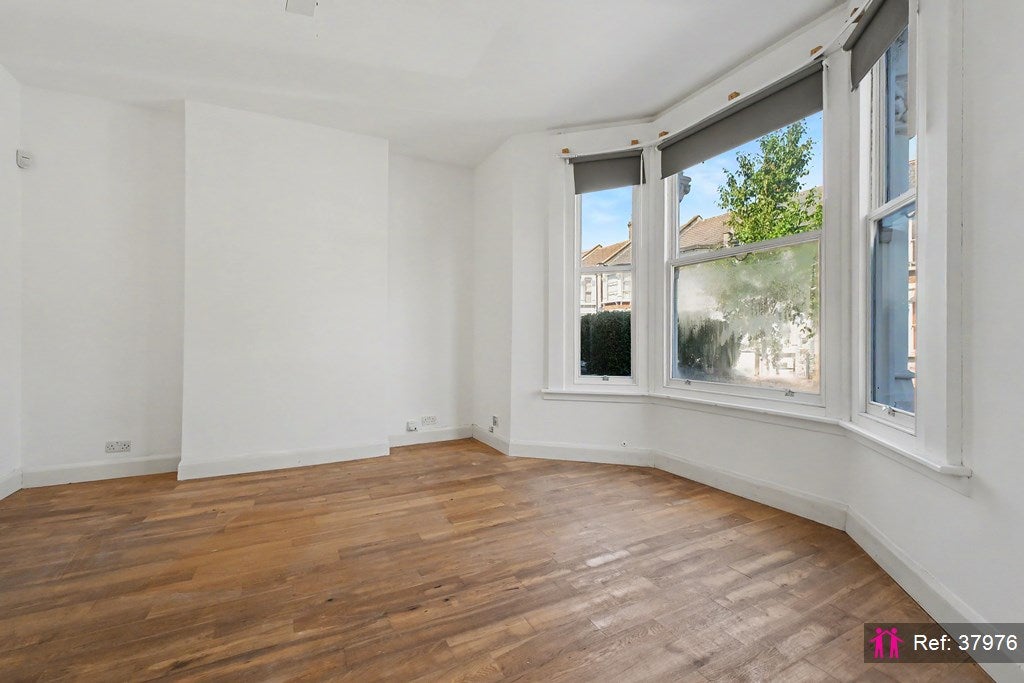 Flat Mortimer Road in Greater London