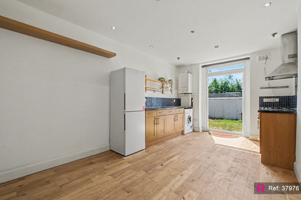 Flat Mortimer Road in Greater London