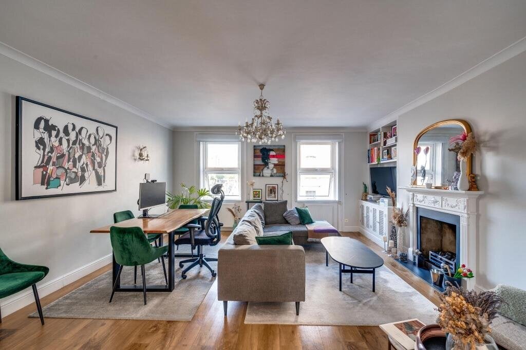 Flat Gloucester Road in Greater London