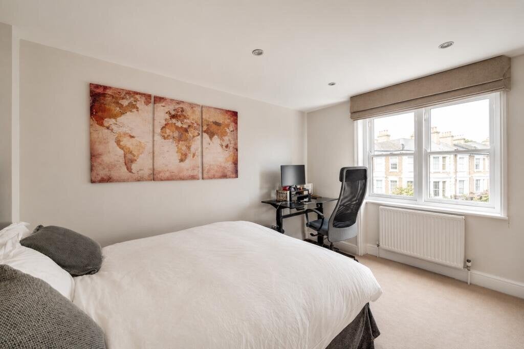 Flat Gloucester Road in Greater London