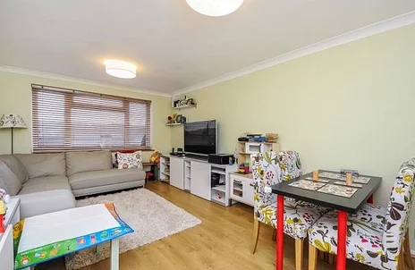 Flat Totteridge Road in High Wycombe
