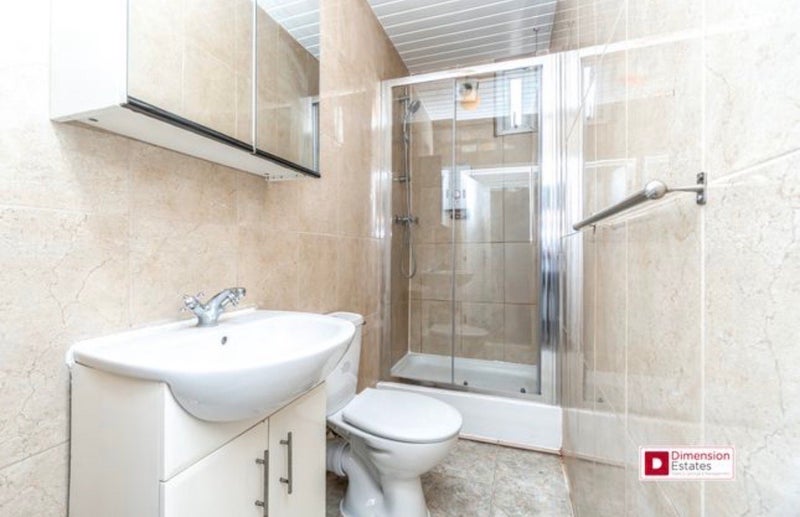 Room Manse Road in Greater London