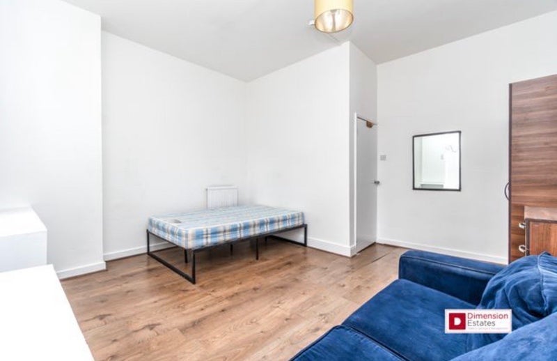 Room Manse Road in Greater London