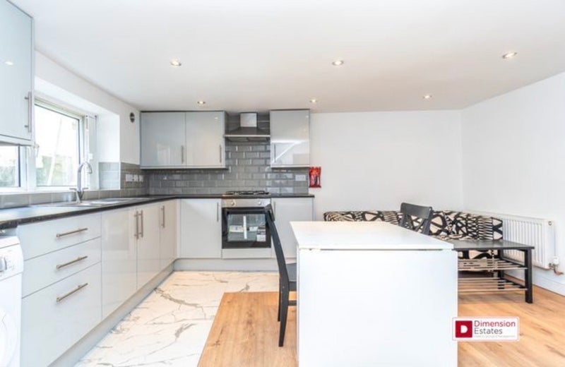 Room Manse Road in Greater London