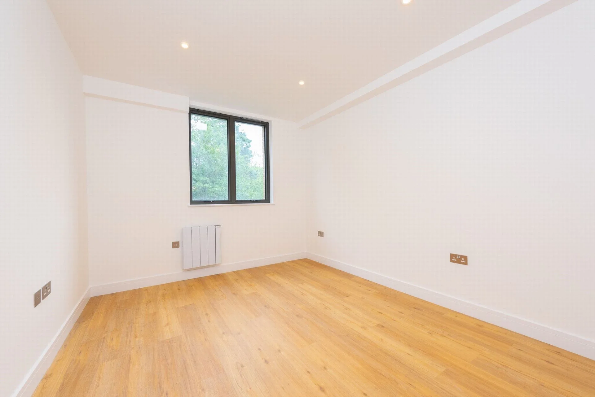 Flat Farnborough Road in Rushmoor