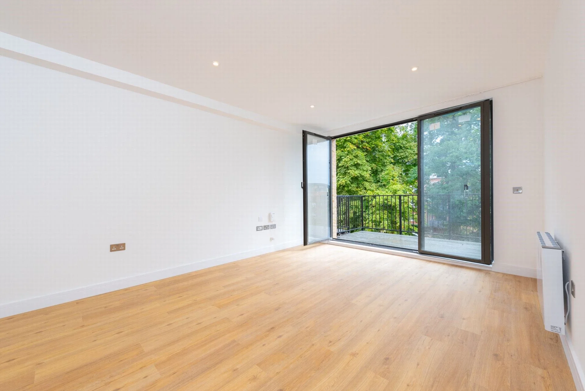 Flat Farnborough Road in Rushmoor