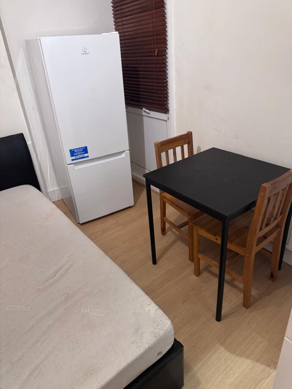 Room Long Lane in Greater London