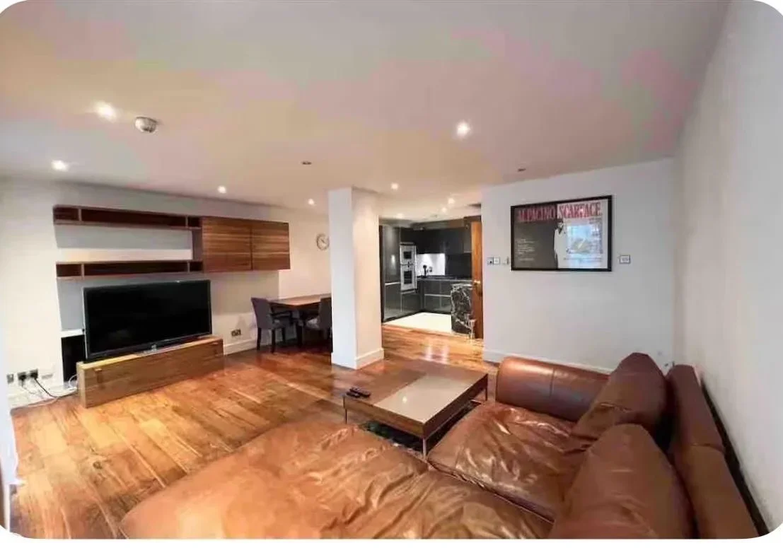 Flat Black Prince Road in Greater London
