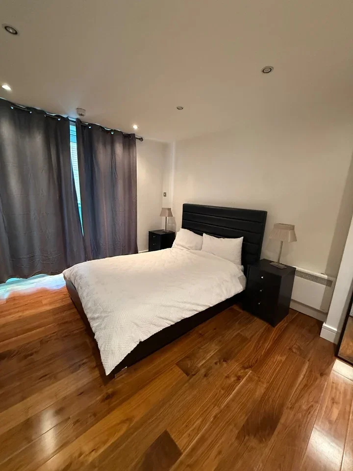 Flat Black Prince Road in Greater London