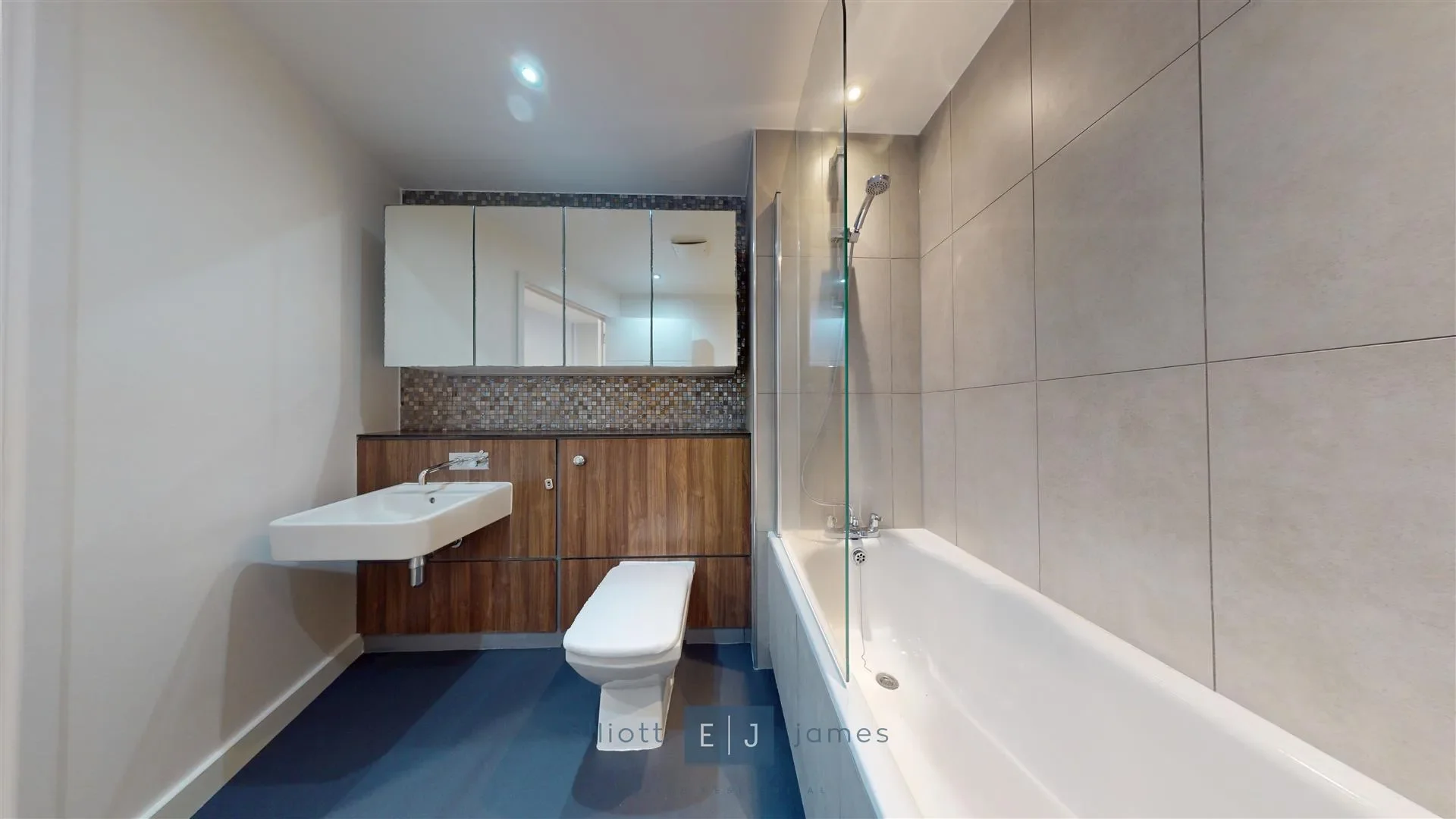 Flat Charteris Road in Greater London