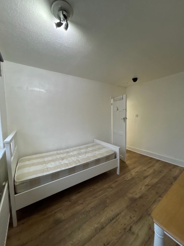 Room Lister Gardens in Greater London