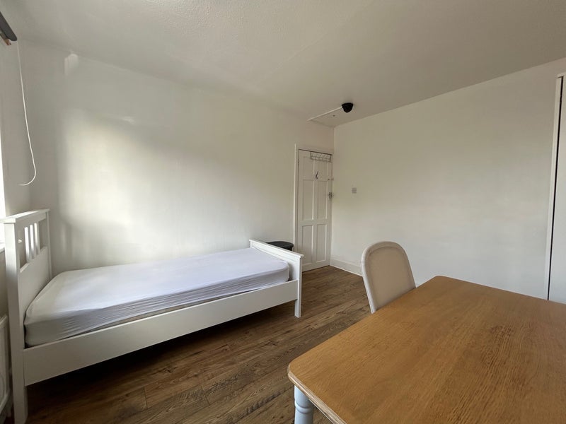 Room Lister Gardens in Greater London