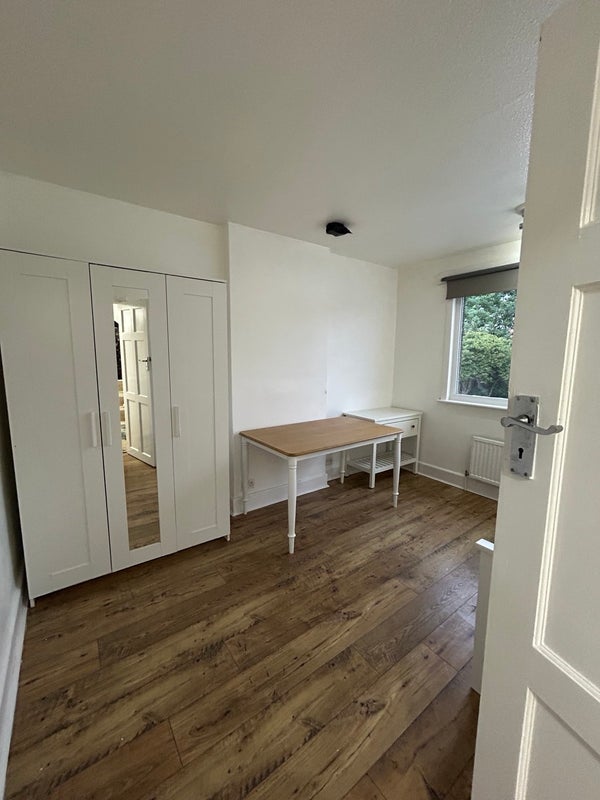 Room Lister Gardens in Greater London