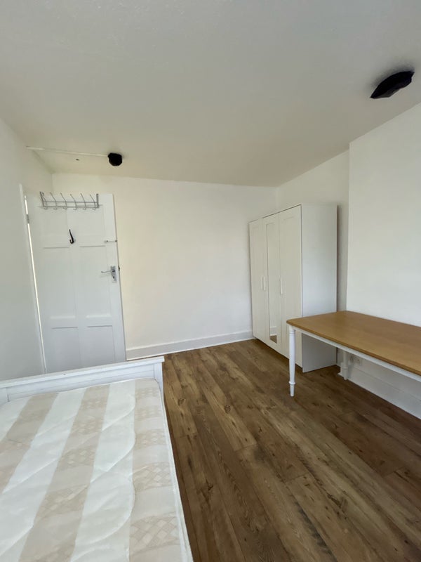 Room Lister Gardens in Greater London