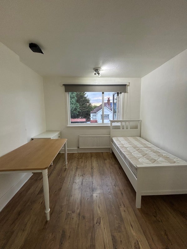 Room Lister Gardens in Greater London
