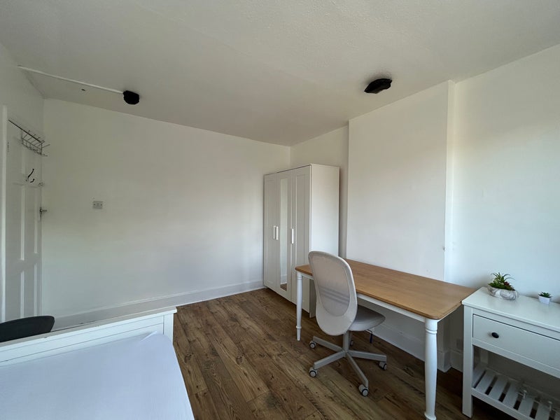 Room Lister Gardens in Greater London