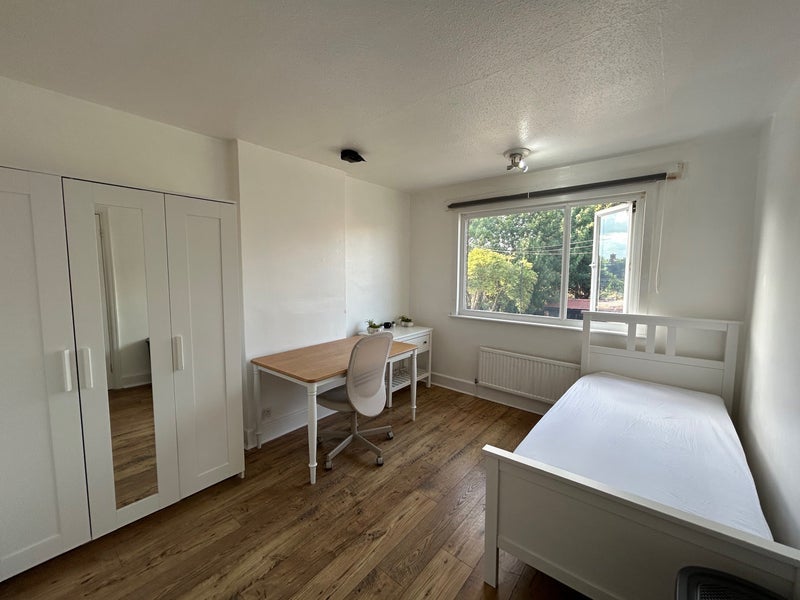 Room Lister Gardens in Greater London