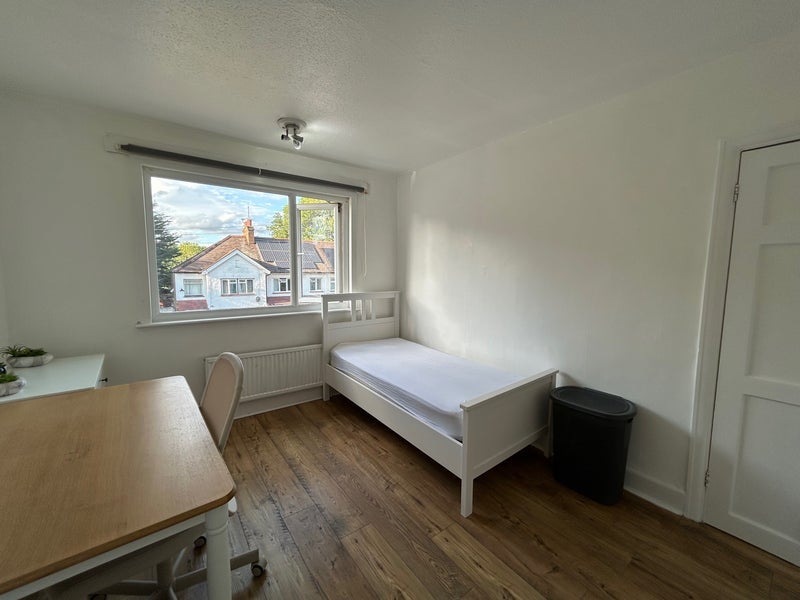 Room Lister Gardens in Greater London