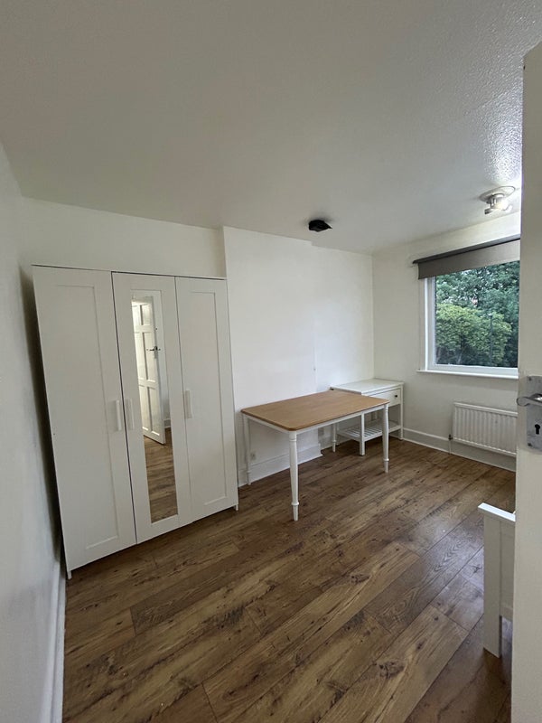 Room Lister Gardens in Greater London