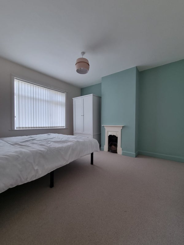 Room Tile Hill Lane in Coventry