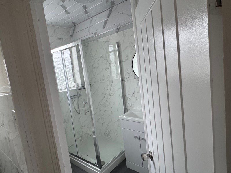 Room Bensham Manor Road in Greater London