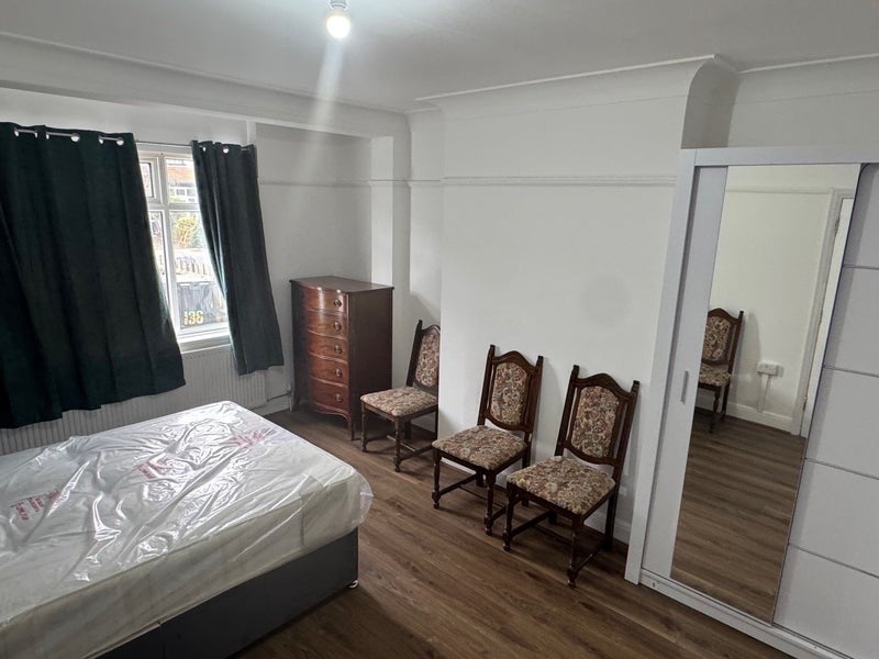 Room Bensham Manor Road in Greater London
