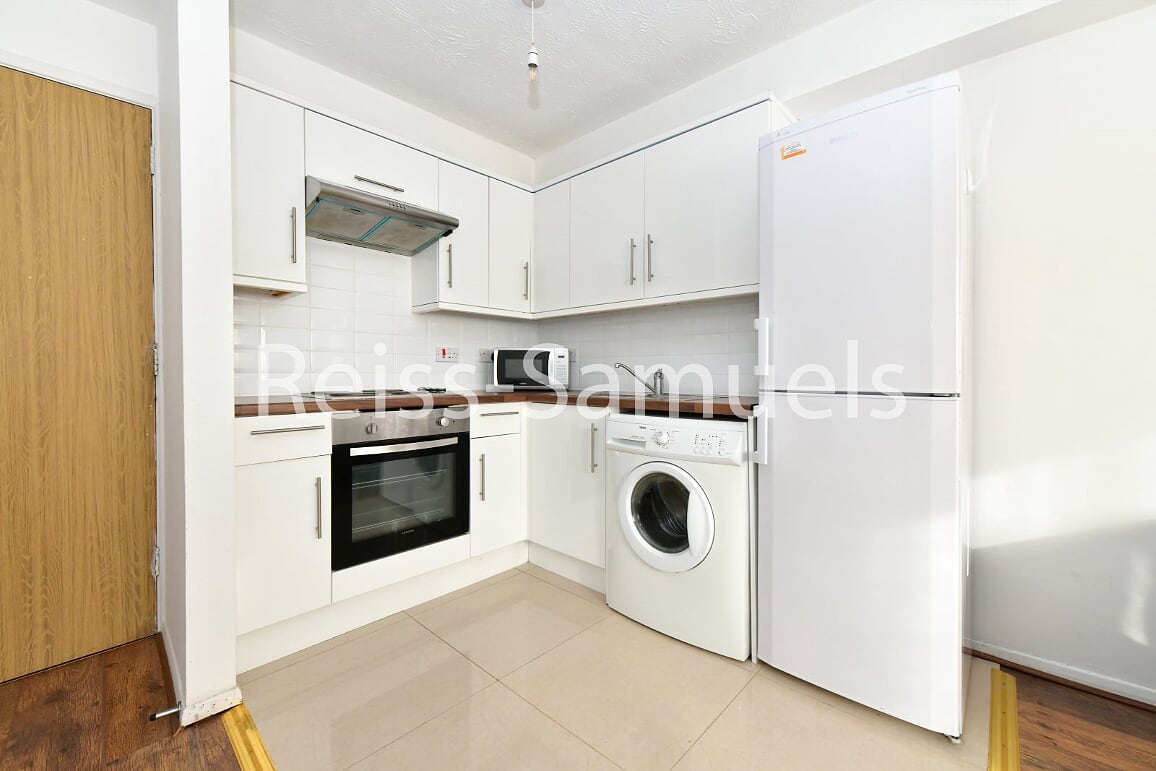 Flat Ambassador Square in Greater London