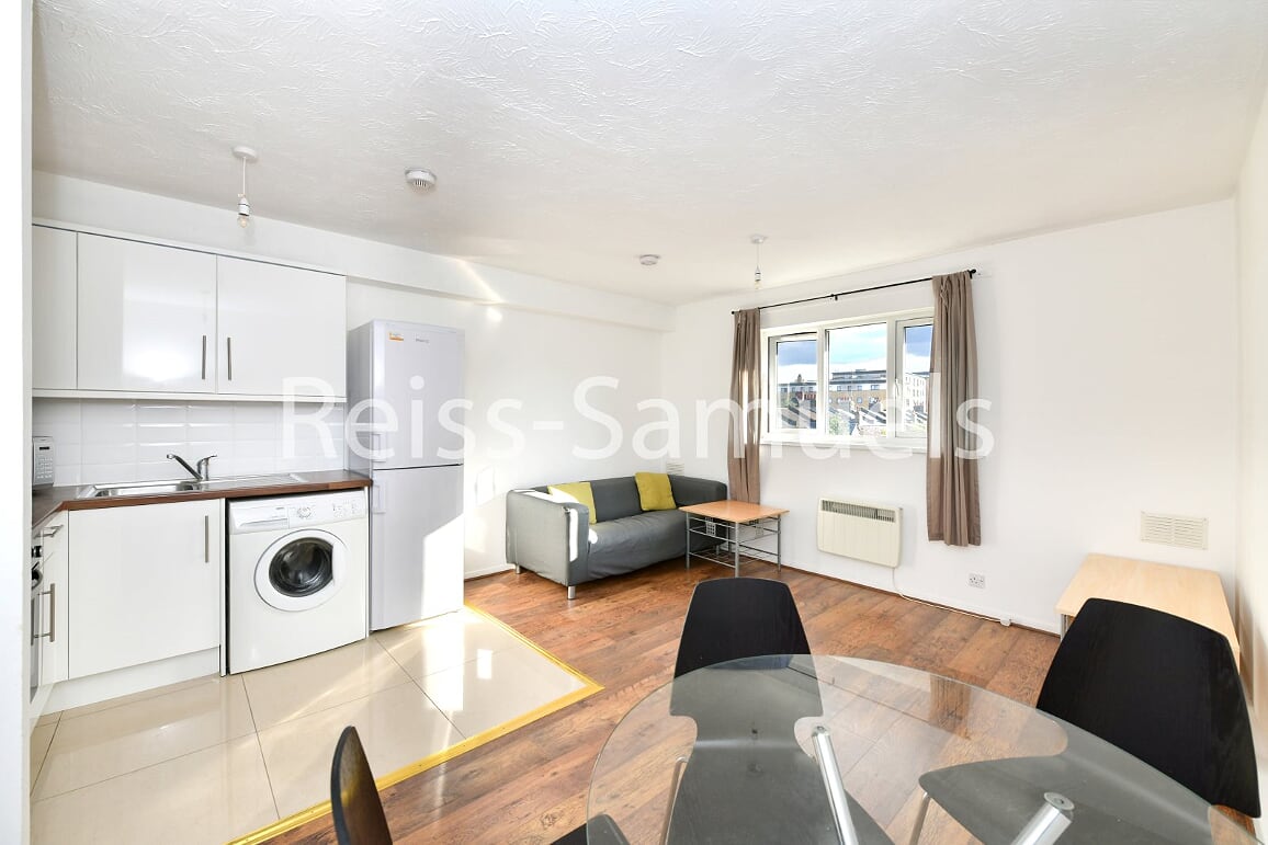 Flat Ambassador Square in Greater London