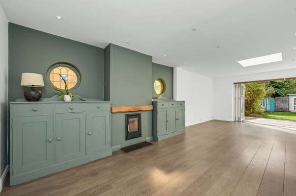 House Mayfield Road in Elmbridge