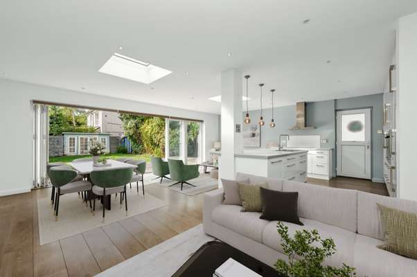 House Mayfield Road in Elmbridge
