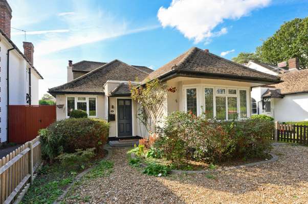 House Mayfield Road in Elmbridge