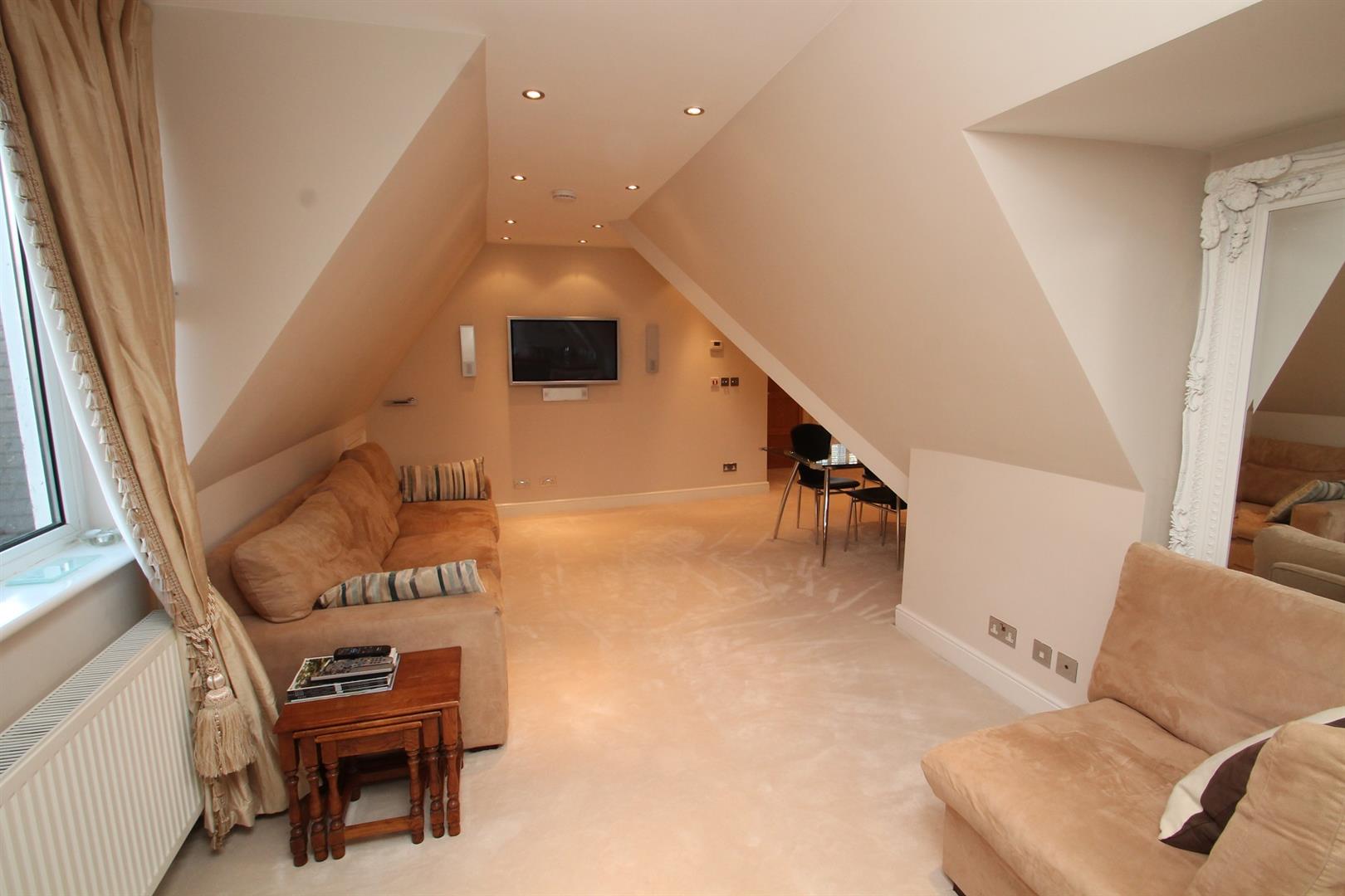 Flat Roxborough Park in Greater London