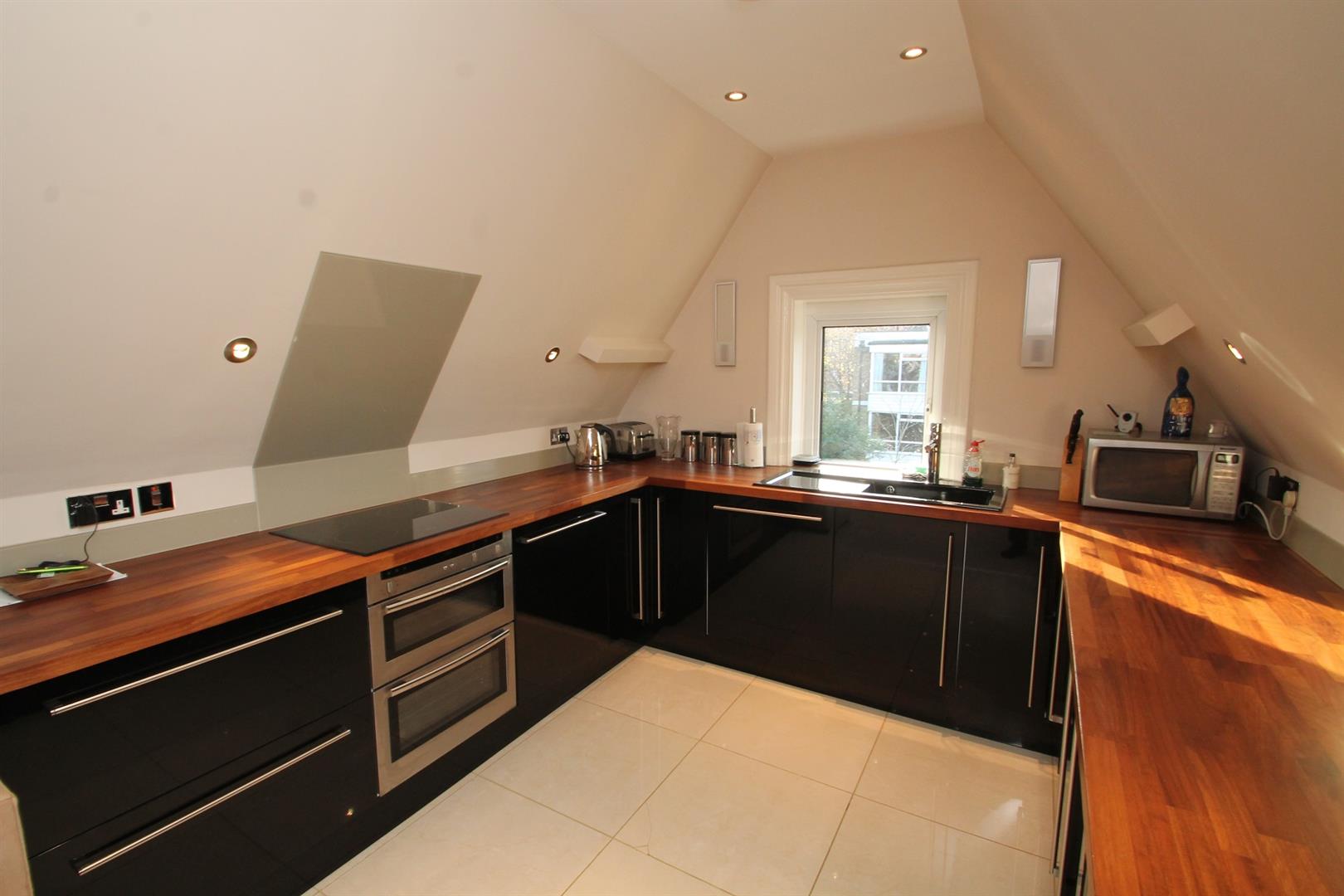 Flat Roxborough Park in Greater London