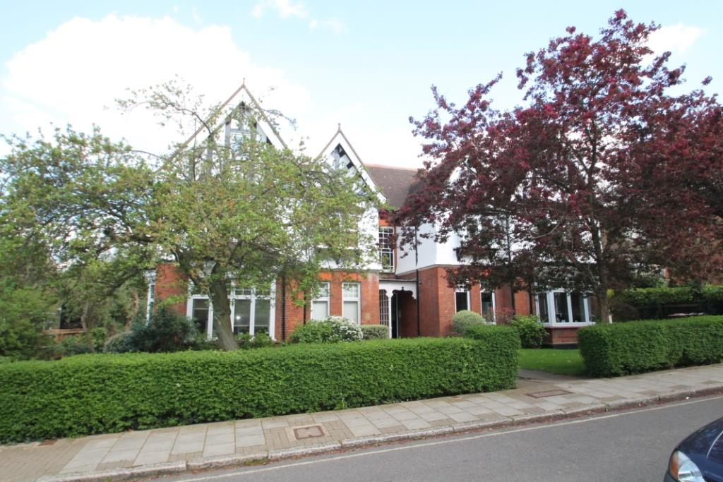 Flat Roxborough Park in Greater London