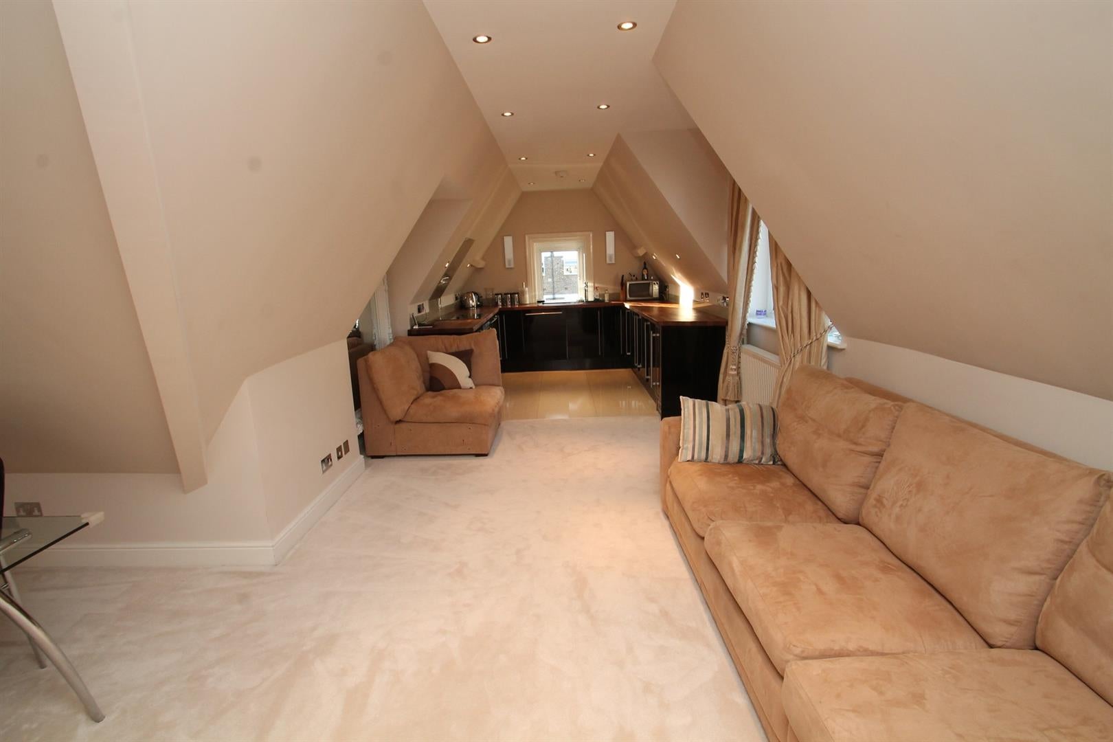 Flat Roxborough Park in Greater London
