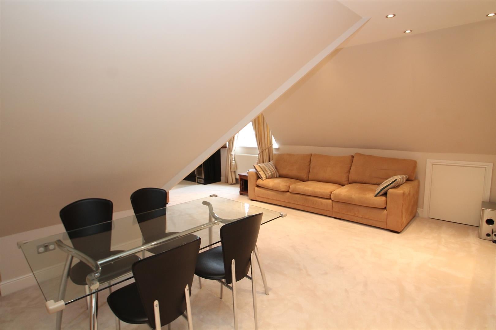 Flat Roxborough Park in Greater London