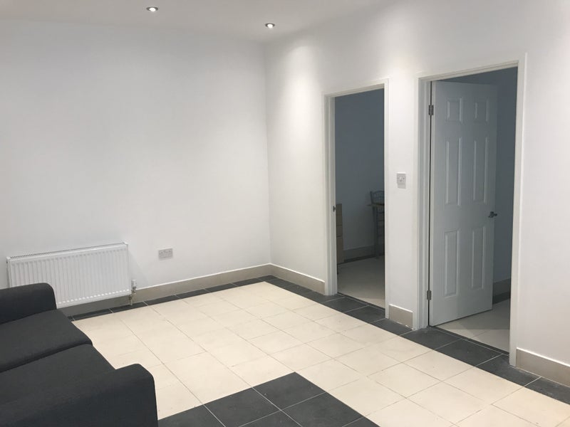 Flat Overton Road in Greater London
