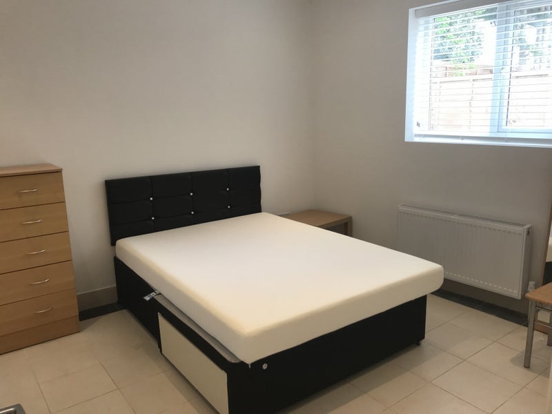 Flat Overton Road in Greater London