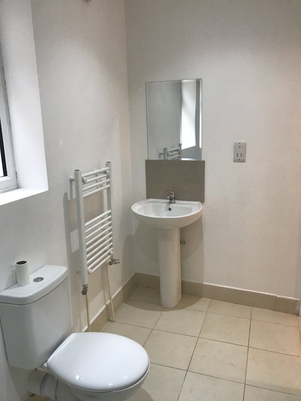 Flat Overton Road in Greater London