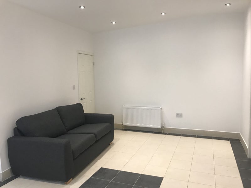 Flat Overton Road in Greater London