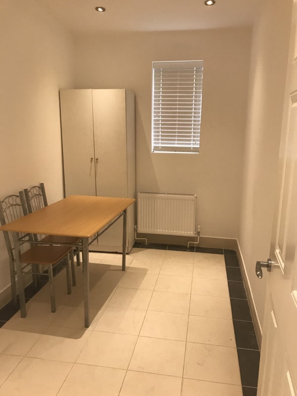Flat Overton Road in Greater London