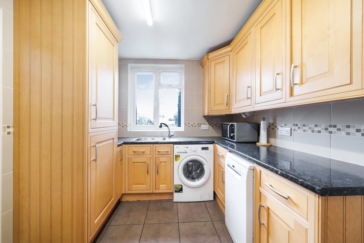 Flat Queens Drive in Greater London