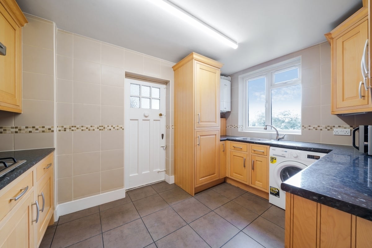 Flat Queens Drive in Greater London