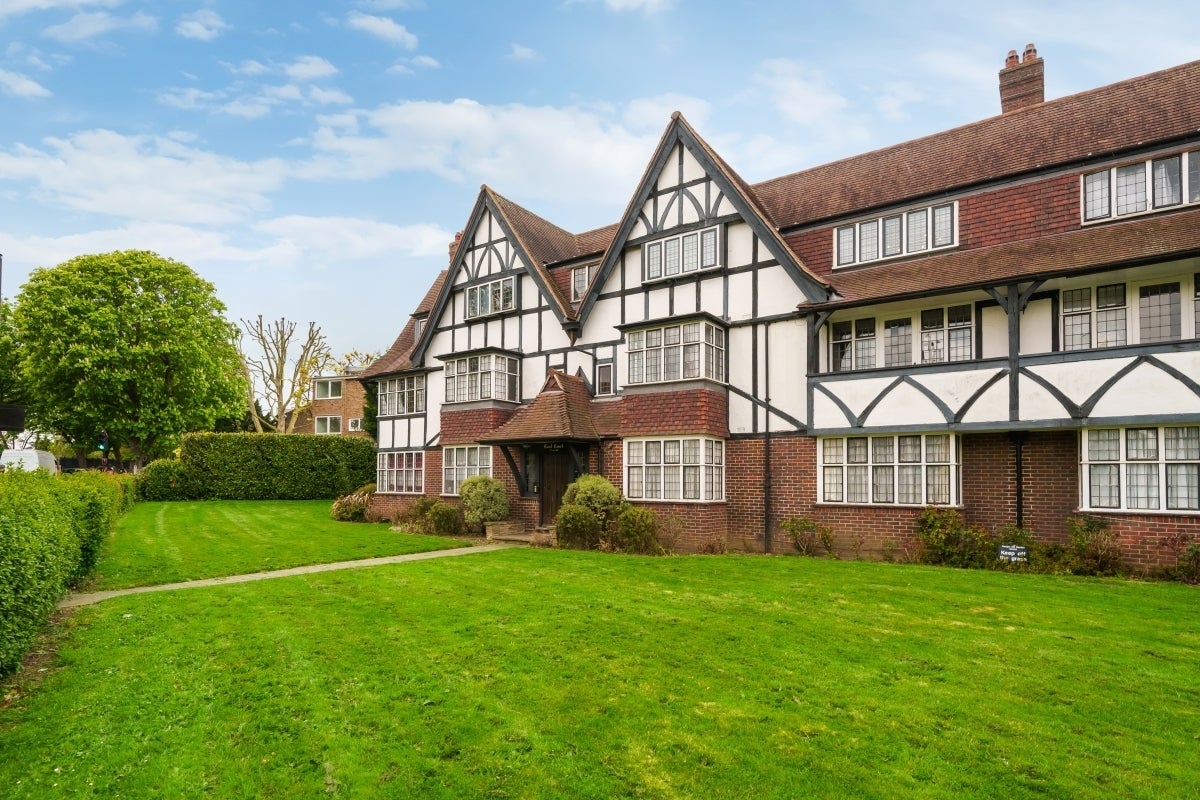 Flat Queens Drive in Greater London