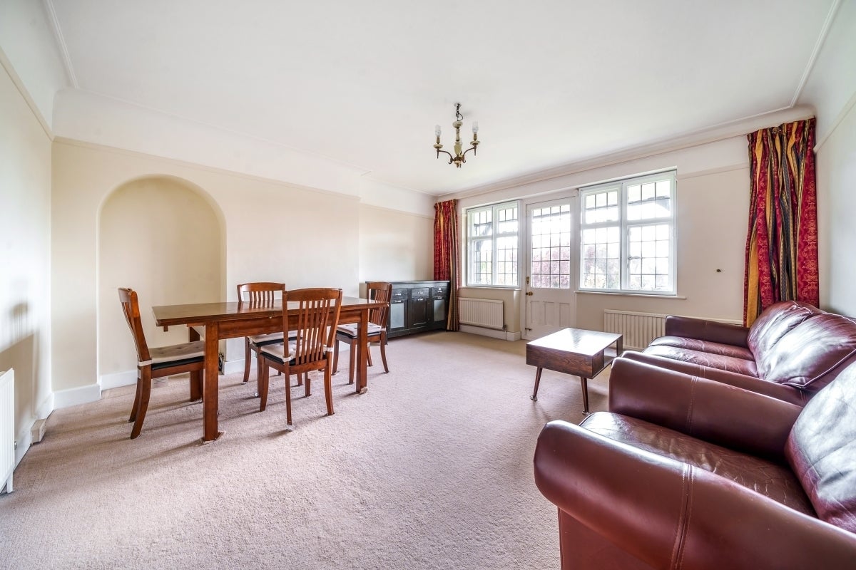 Flat Queens Drive in Greater London